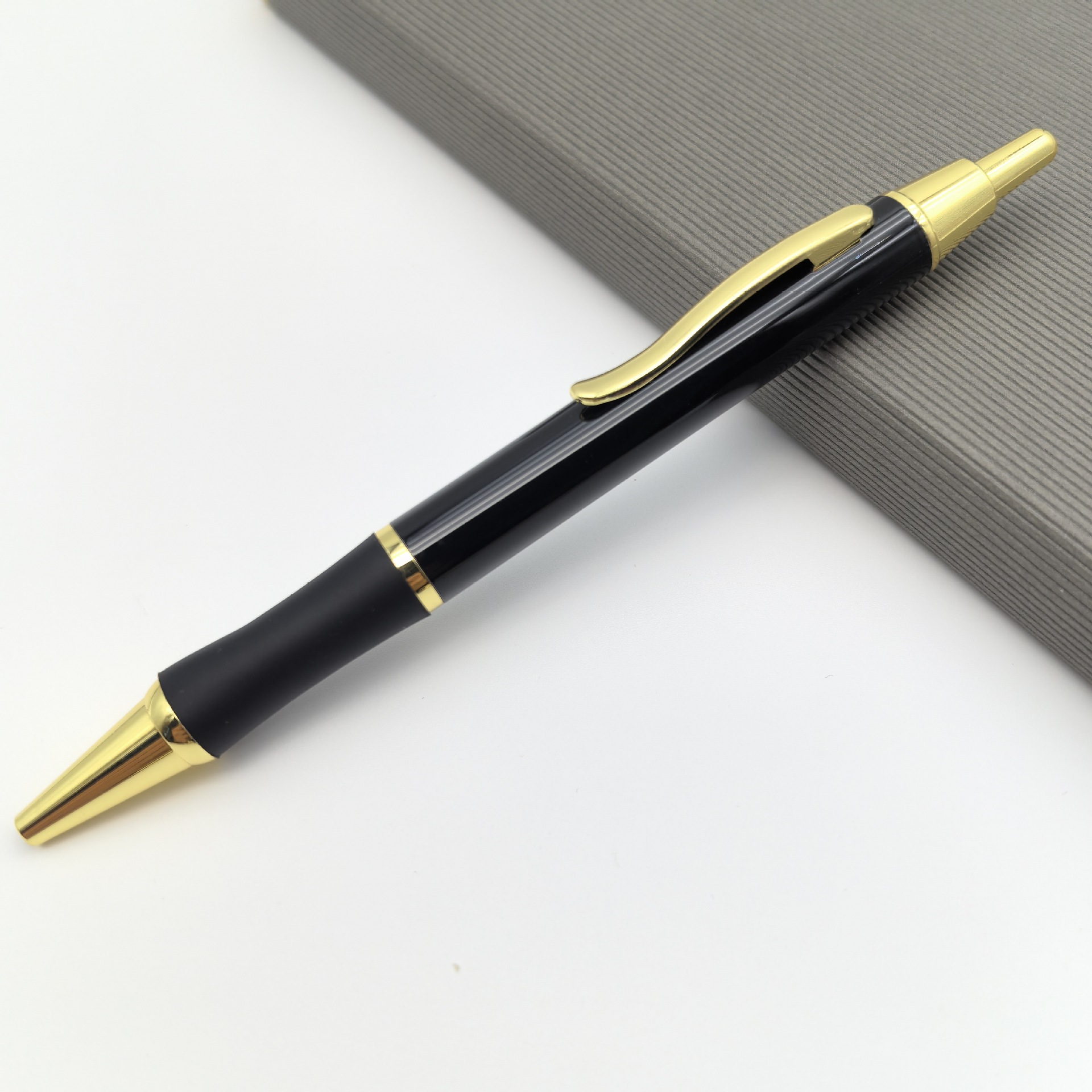 Metal personalizado pulsador antideslizante silicona cubierta bolígrafo bolígrafo de regalo de negocios bolígrafo de firma bolígrafo de conferencia