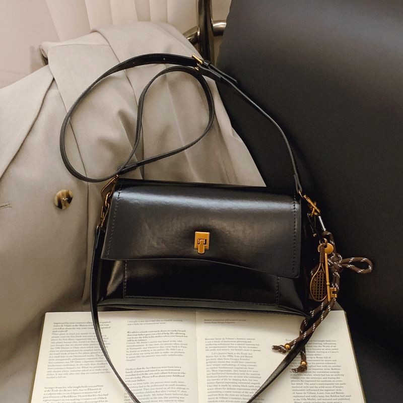 Bolso de axila de cuero de cera de aceite retro de alta gama para mujer 2025 nuevo bolso cuadrado pequeño de un solo hombro de moda simple de cercanías