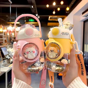 可爱吸管杯子高颜值通用背带儿童水杯太空舱塑料杯大容量情侣水壶