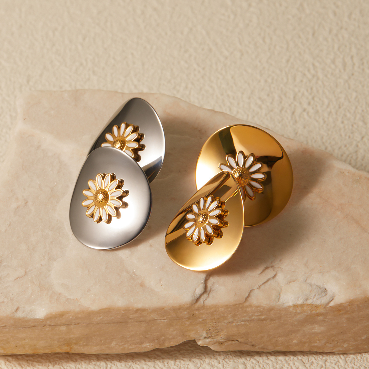Stainless Steel Round Piece White Dripping Oil Daisy Earrings