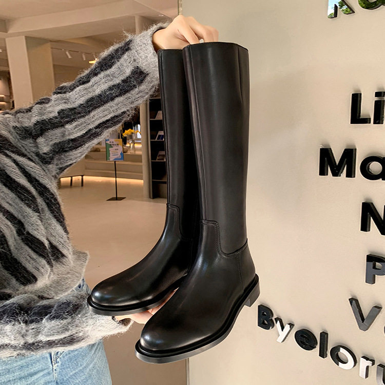 Bốt cao cổ nữ da lộn mũi tròn khóa vàng, gót vừa 3–5 cm, đế dày — Màu đen (lót lông cừu), Màu đen (lớp lót đơn) chi tiết 3