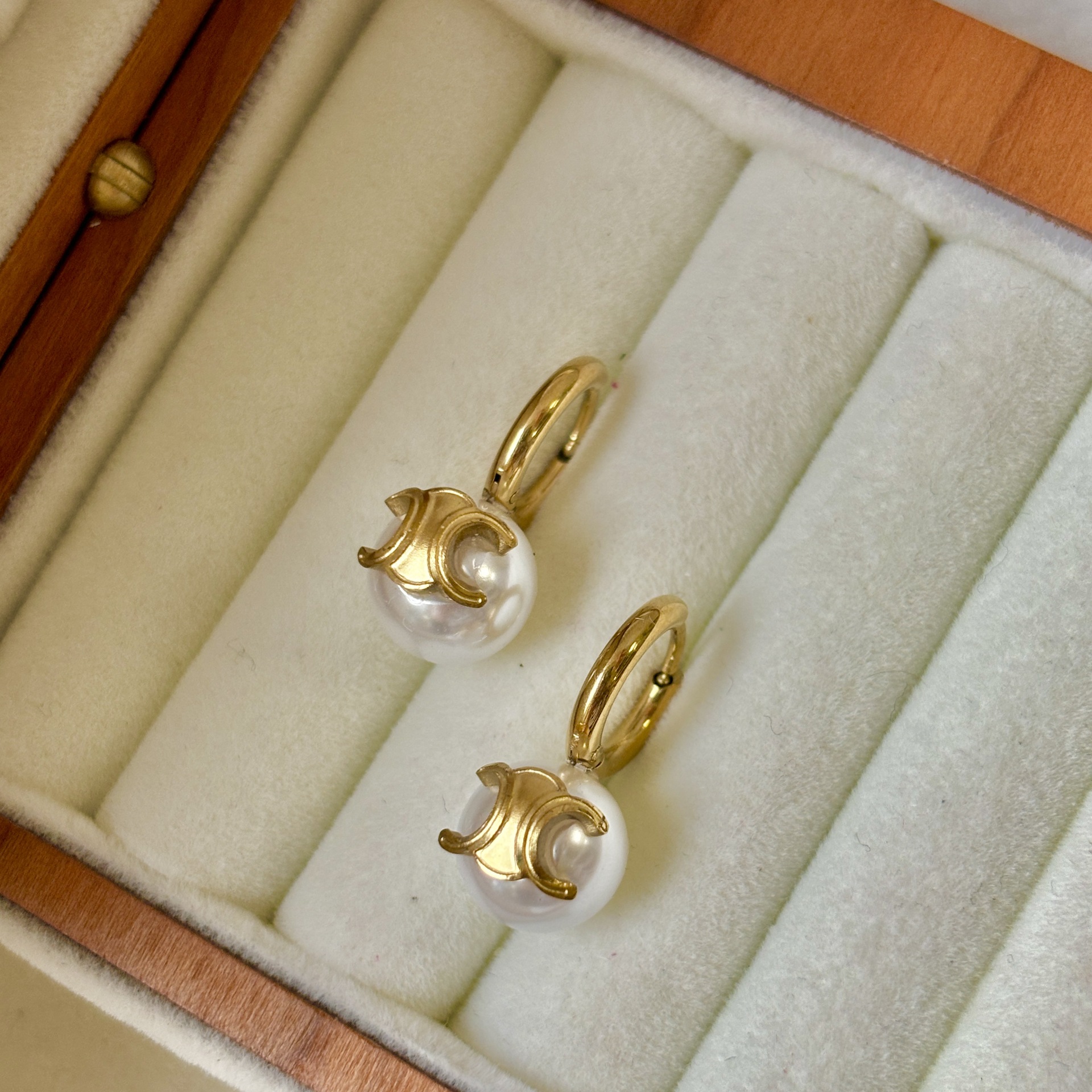 Arc de Triomphe Embossed Pearl Pendant Earrings Women's French Style Light Luxury Niche Design Advanced Sense Ear Buckle Earrings Earrings