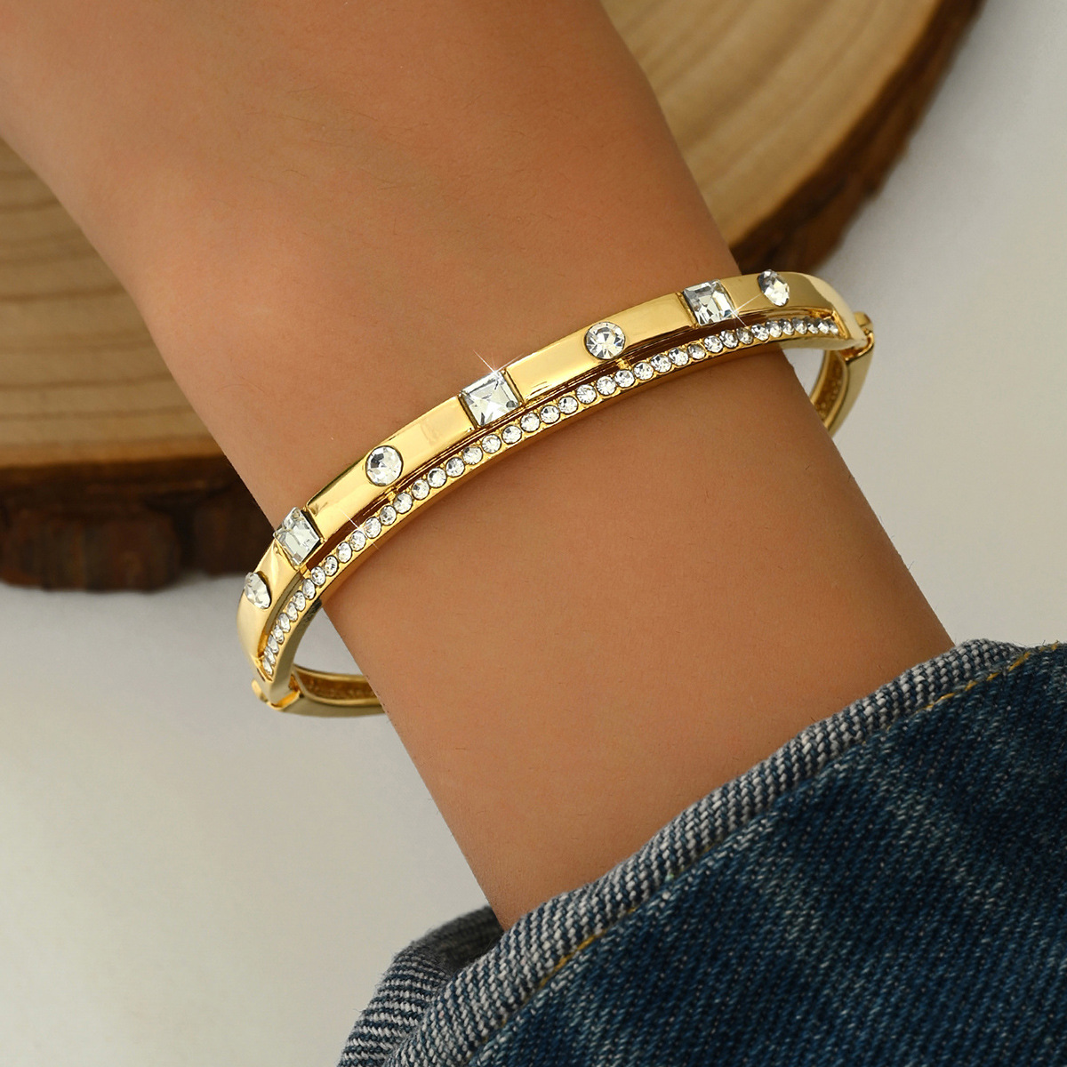 Nuevo brazalete de amor transfronterizo de mujer alta sensación de pequeña pulsera de diamante exquisita hueco cuadrado joyas de lujo ligeras al por mayor image 8