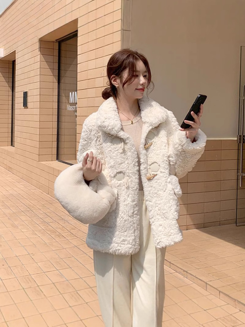 2025年冬新作 模造ウサギ毛皮コート レディース 韓国風 ゆったり ホーンボタン ラムウール風 おしゃれ 模造毛皮コート