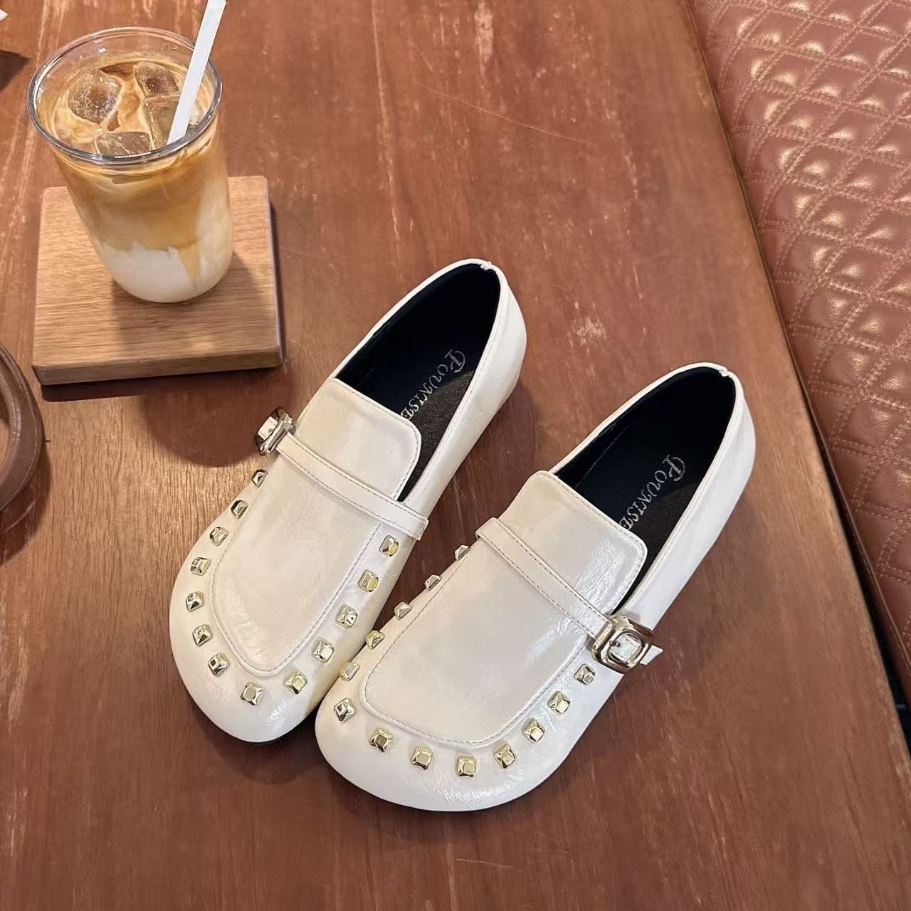 Retro remaches de un pie zapatos planos para mujeres primavera y verano de 2026 nuevos zapatos de cuero cuadrados y poco profundos.