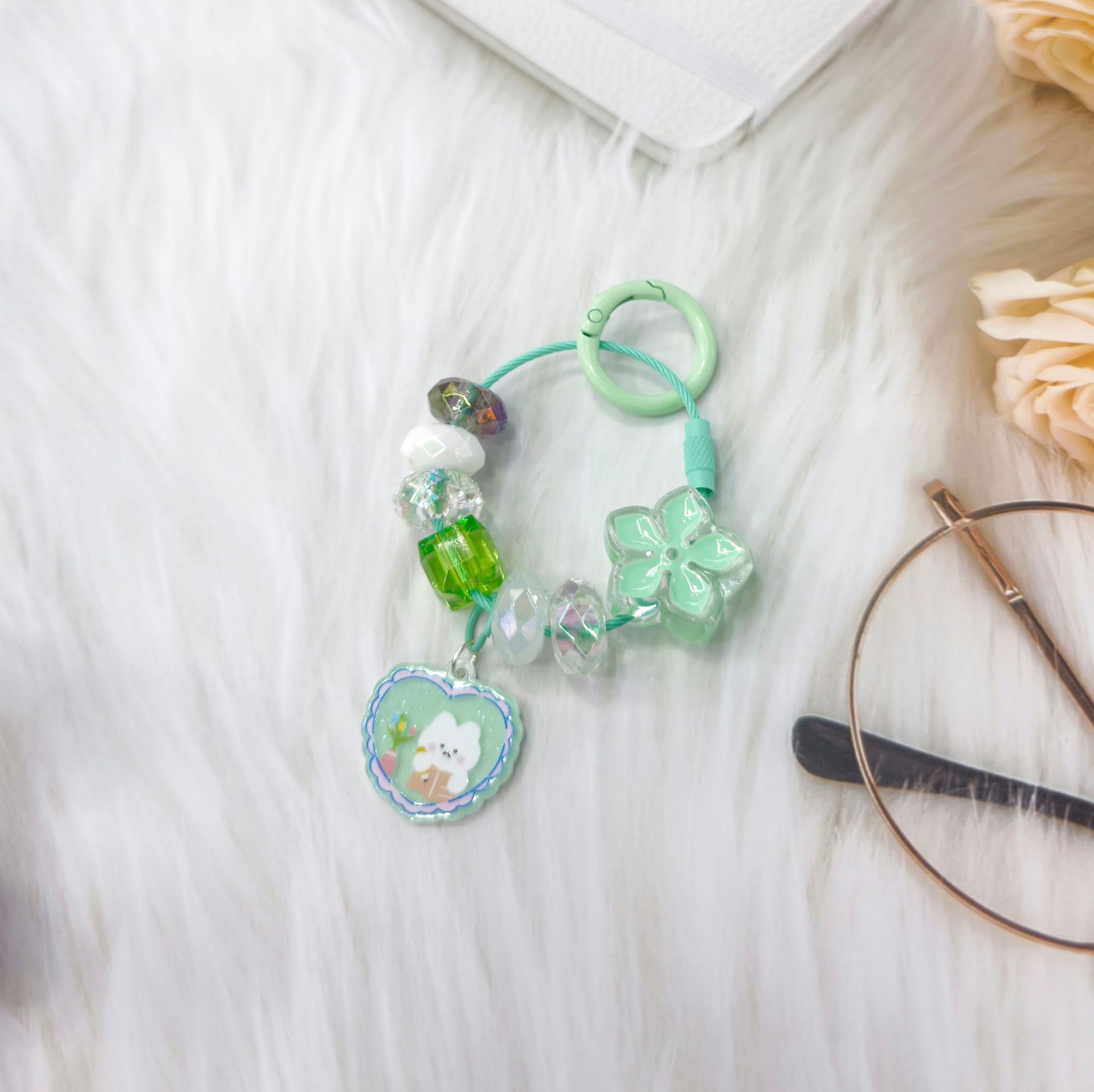 2023 nueva flor fresca Linda perla cuentas de dibujos animados acrílico llavero colgante bolsa adornos