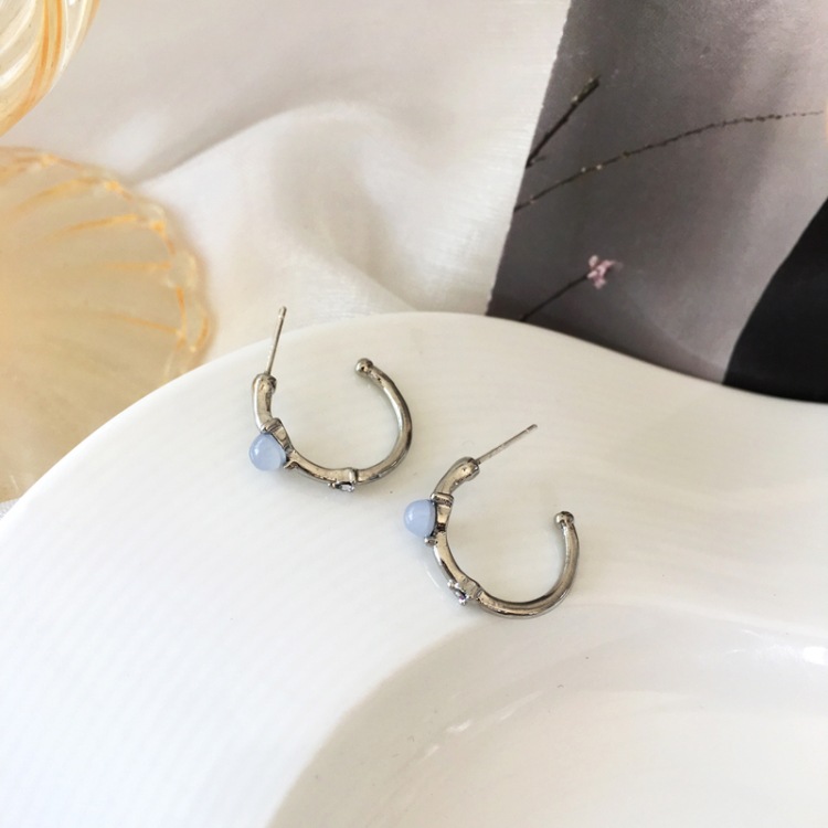 Simple C-shaped Blue Resin Diamond Metal Semicircular Earrings display picture 12