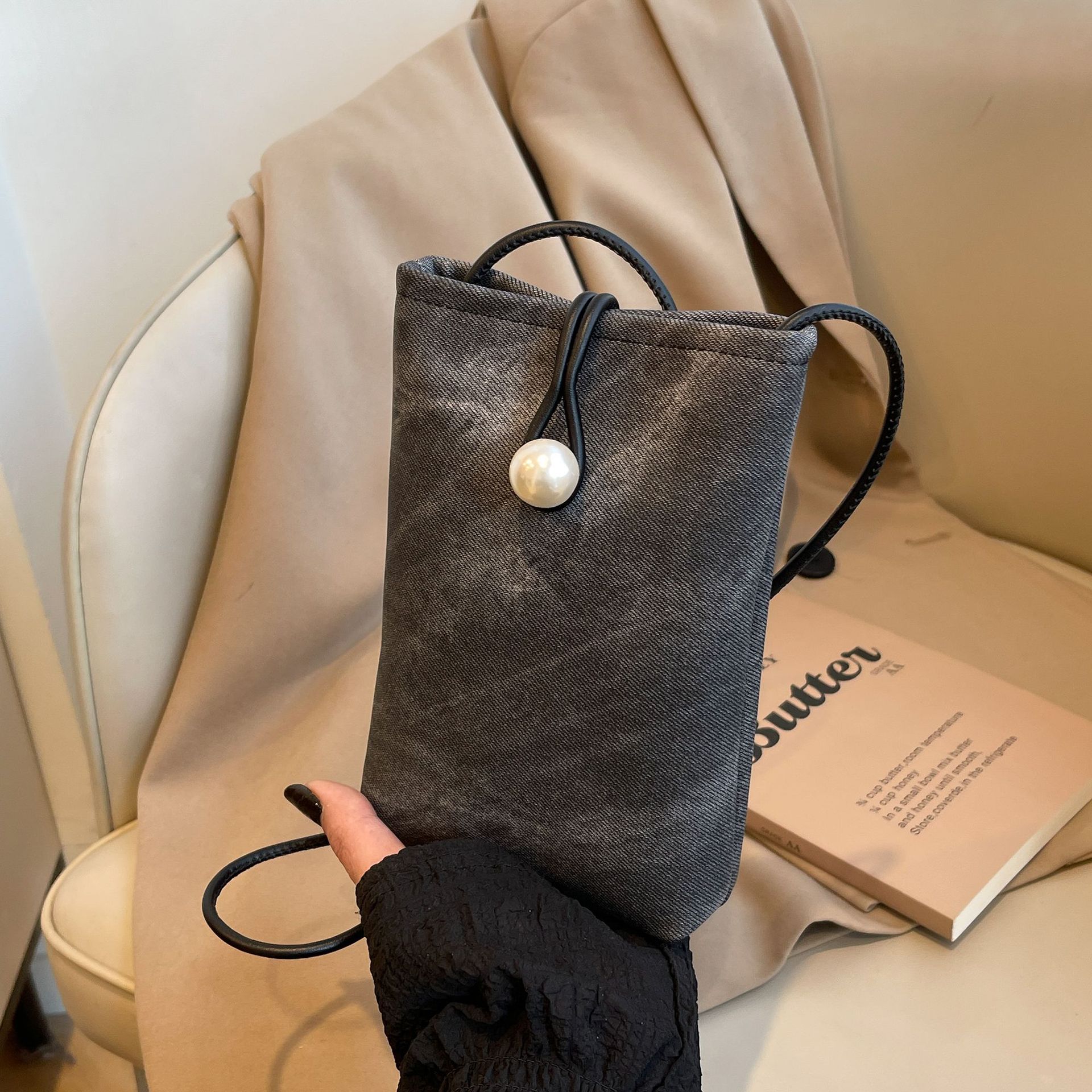 Teléfonos móviles de nicho de alta gama en primavera y verano con bolsos pequeños para mujeres 2025 nueva billetera de cuero blanco simple de un solo hombro