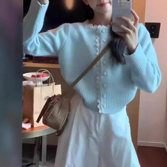 甘くて優しいレースの乳の青いセーターのコートの女性の秋冬の新型の小さい大衆の洋風のニットのカーディガンの上着