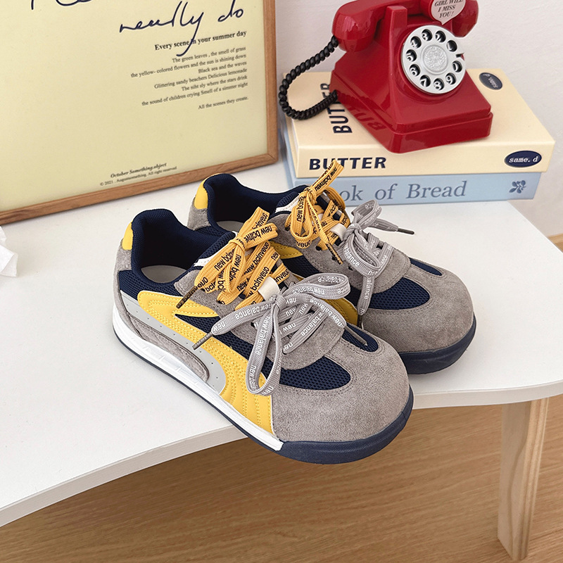 Zapatos de mujer de malla retrógrados ligeros con suela suave mostrando pies pequeños 2026 zapatos deportivos de otoño con cordones dobles con suela gruesa y transpirables zapatos de entrenamiento