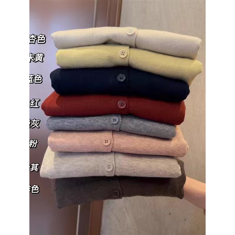 乳系の優しいショートニットのカーディガン女性の春秋気質の中にセーターのコートを着て、年齢を減らします。