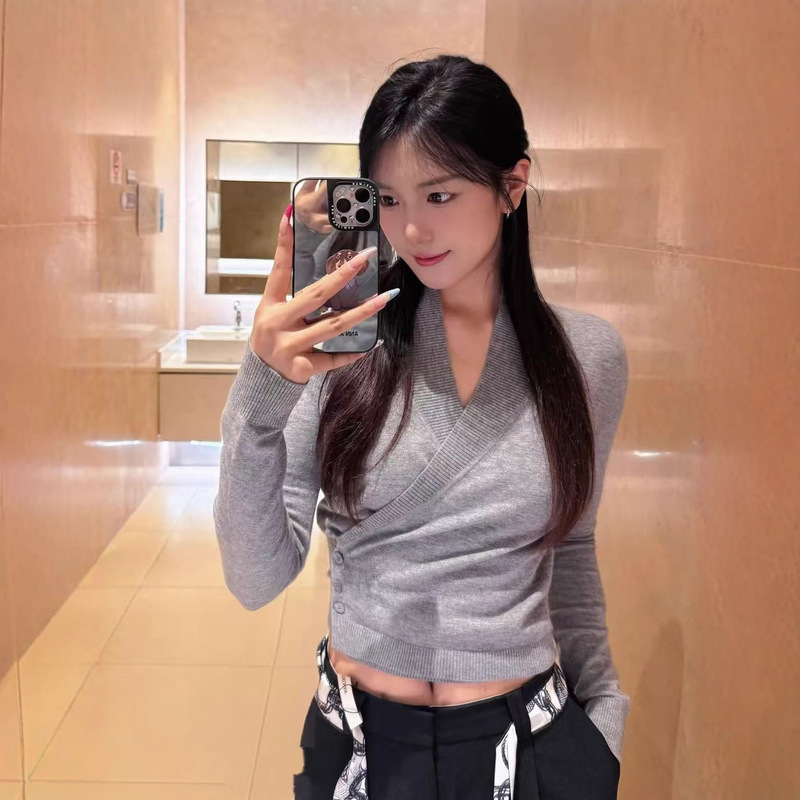 25 Autumn/Winter Nanyou High-End Slim-Fit Wrapped French V-Neck Knit Sweater Slimming Versatile Elegant Top