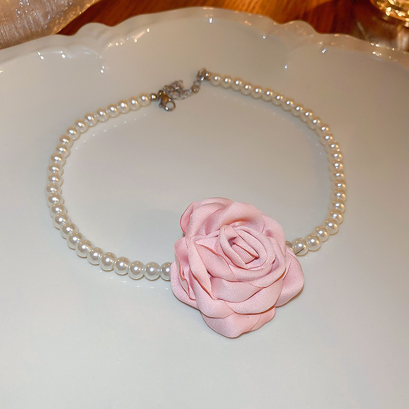 Collar de diamantes con incrustaciones de perlas de flores de tela, collar de diseño fresco y dulce, collar de alta gama de nicho Mori al por mayor