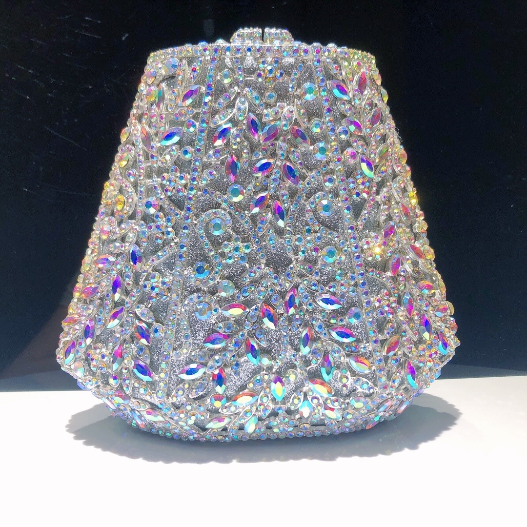 * Bolsa de cena de flores transfronterizas con diamantes Diamantes metálicos huecos Bolsa de mano de banquete de Europa y América Diamond Clutch