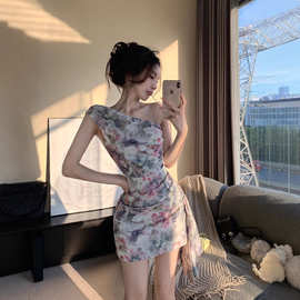 辣妹性感紧身包臀短裙女夏季跨境新款设计感不规则露肩碎花连衣裙