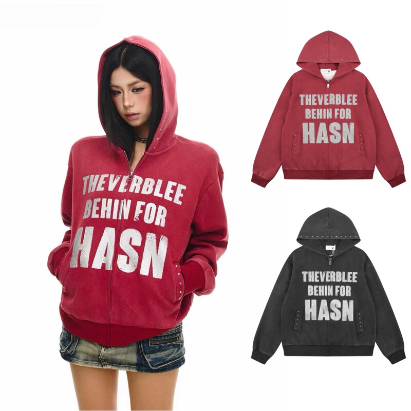 Rivet hooded letter print sweatshirt cardigan, American retro loose-fitting red and black zip-up jacket Rivet hooded letter print sweatshirt cardigan, American retro loose-fitting red and black zip-up jacket
