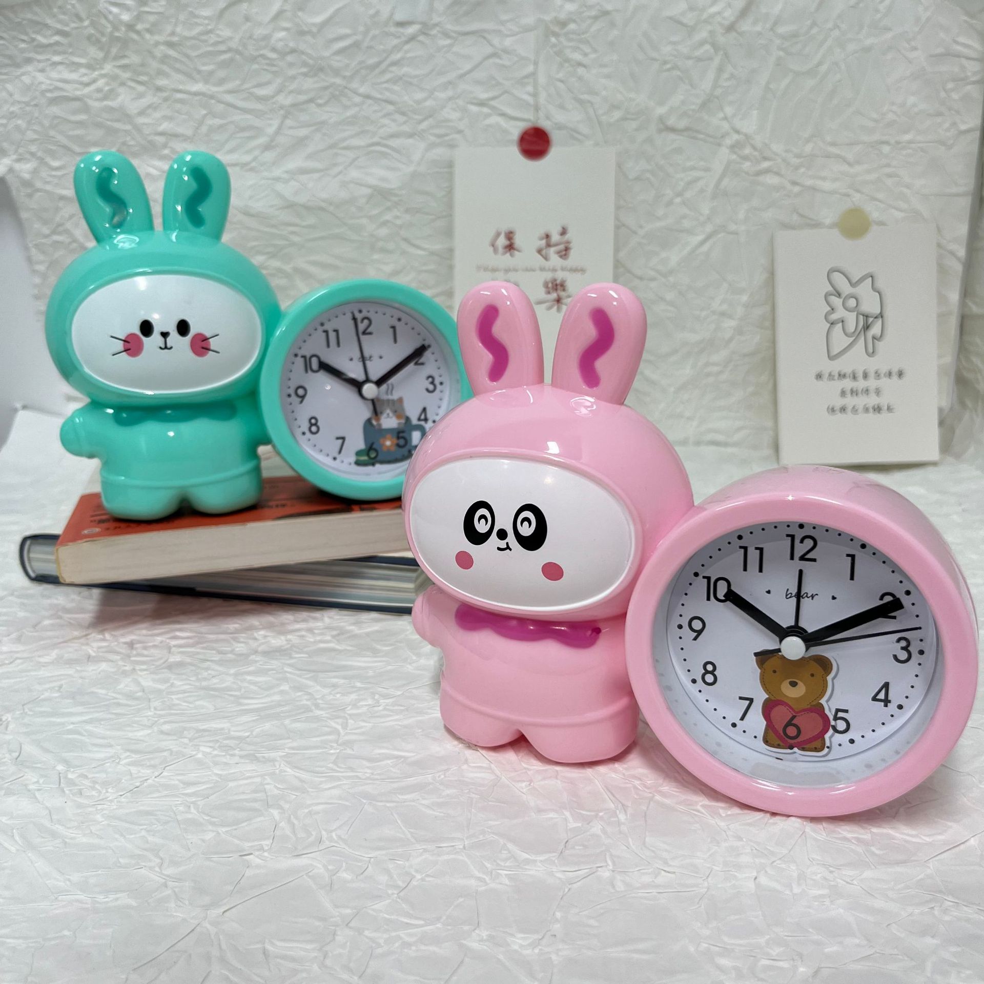 (2개) 국경 간 귀여운 창조적 인 모델링 학생 작은 알람 시계 어린이 침실 침대 옆 데스크탑 시계 소년과 소녀는 인공물을 얻습니다.