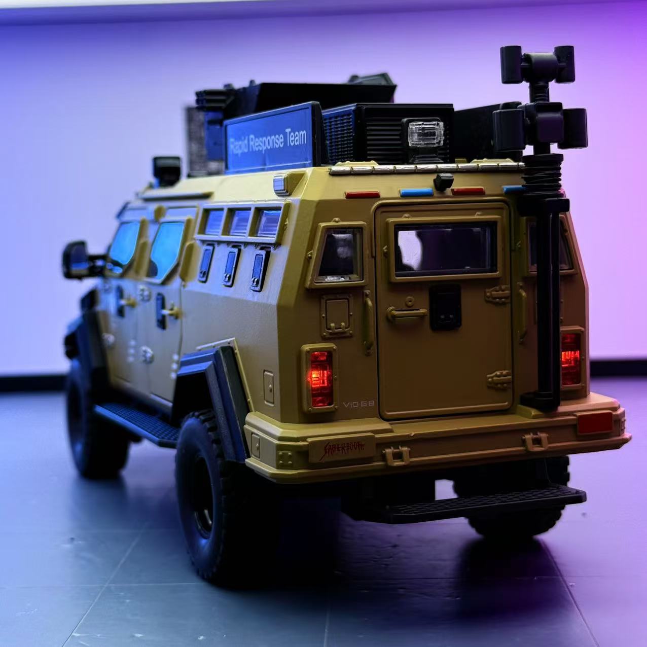 Coche a modelo de coche 1:24 tigre dientes de sable vehículo blindado coche de calle versión de coche todoterreno de aleación modelo de luz y sonido decoración juguetes para niños