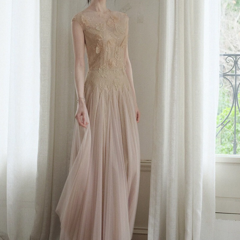 In Stock: High-End Socialite Style Sleeveless Gown with Three-Dimensional Embroidery, Waist-Cinching, Pleated Tulle, and Flowing Long Skirt In Stock: High-End Socialite Style Sleeveless Gown with Three-Dimensional Embroidery, Waist-Cinching, Pleated Tulle, and Flowing Long Skirt