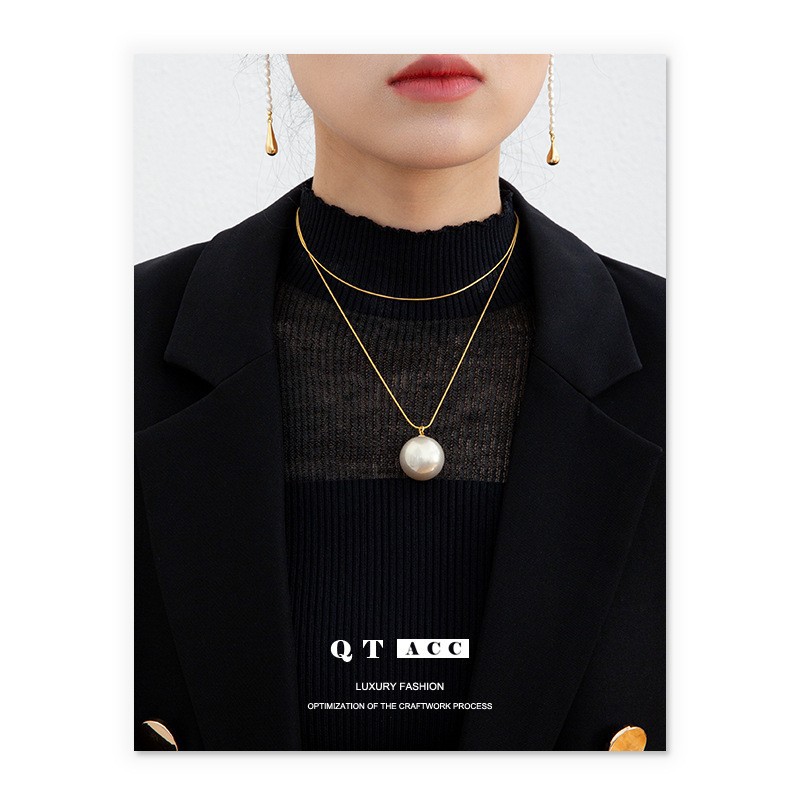 Brass glossy glass earrings from pearl