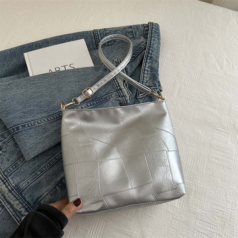 Bolso de alta sensación para mujeres nuevo verano 2024 moda extranjera empalme bolso de hombro de gran capacidad bolso de cubo de agua