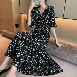 2025夏季新款雏菊姐妹女装妈妈法式长裙显瘦喇叭袖度假碎花连衣裙