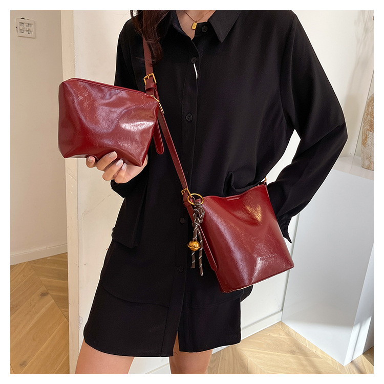 This year, the retro and fashionable women's 2024 new models are popular. This year, single-shoulder crossbody bags, large-capacity hand-held bucket bags, and cross-border bags are all in vogue undefined