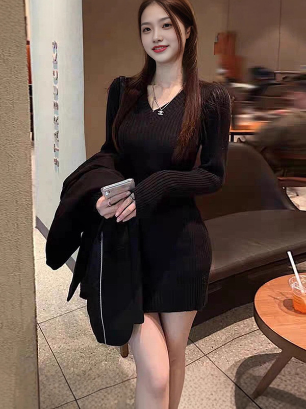 秋冬2025新款黑色针织打底连衣裙女气质小个子显瘦内搭v领包臀裙|undefined
