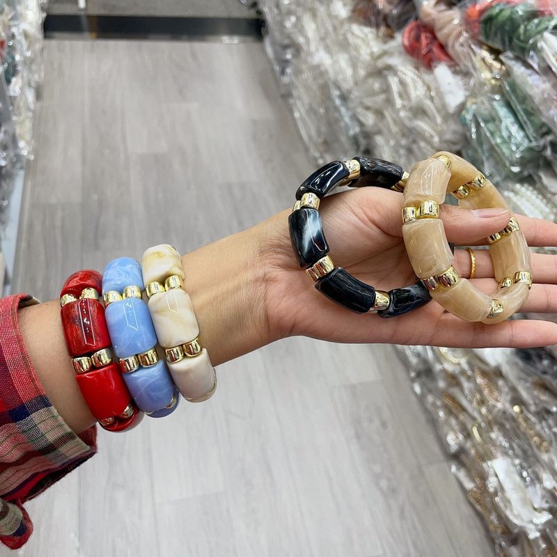 ヨーロッパとアメリカのファッショナブルなパーソナライズされたアクリルエルボブレスレット、湾曲した二層の金色の竹管、マルチカラーのレトロな大理石模様|undefined