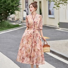 新款主推现货领型展现迷人锁骨休闲优雅气质印花连衣裙粉米色