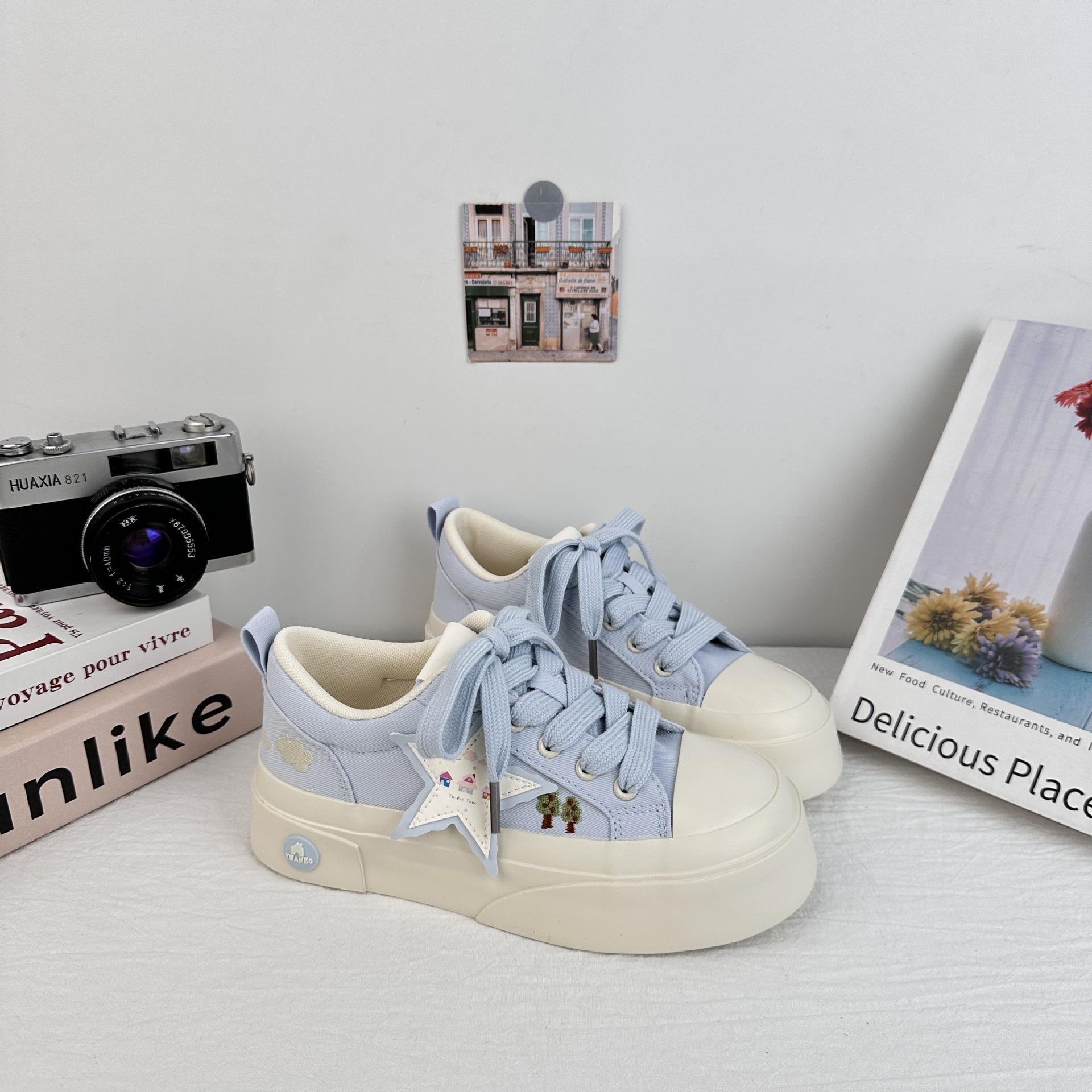 Zapatos de soleas gruesas de larga onda para mujeres 2025 nuevos zapatos blancos casuales de moda de verano con zapatos de lona frescos