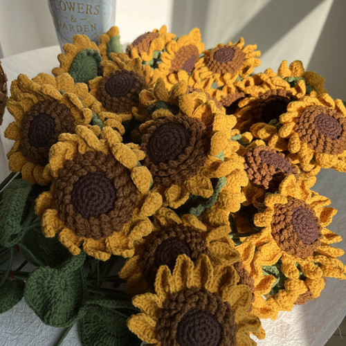 Handmade crocheted simulated bouquets of sunflowers, finished immortalized flowers, woolen flowers, finished creative flowers, wholesale gifts