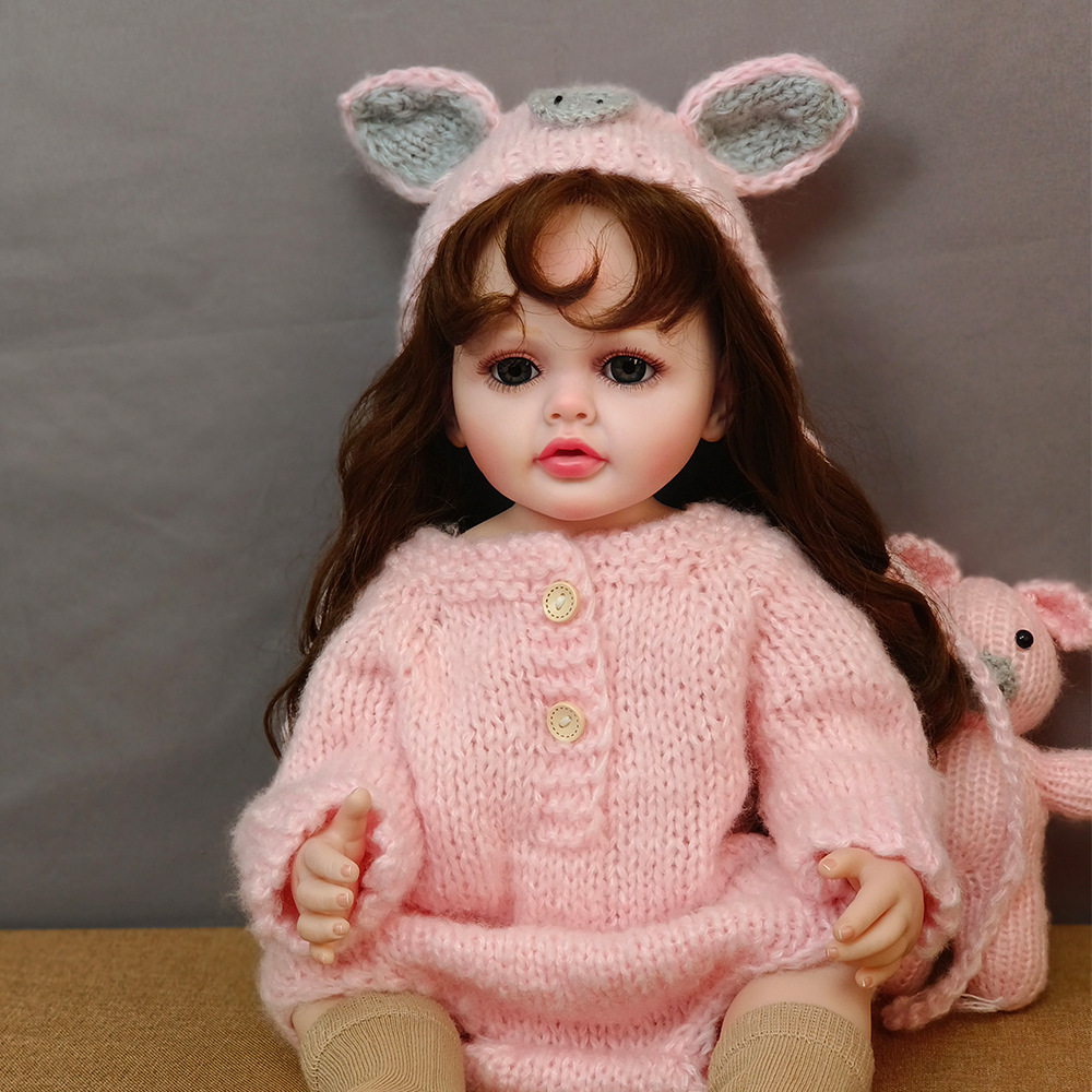 Muñeca suave artificial de 55cm, muñeco realista con cara sonriente, oso de fresa que puede entrar en el agua para acompañar el juguete de muñeca