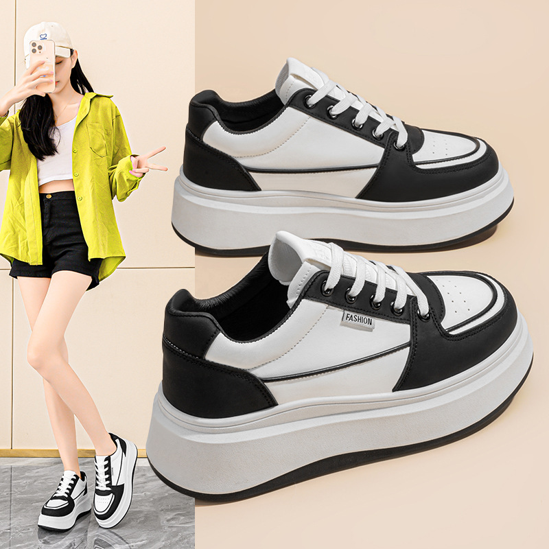 2025 primavera zapatos de mujer nuevos zapatos transpirables pequeños zapatos blancos de mujer versátiles insoles coreanos zapatos deportivos casuales de skate para mujeres