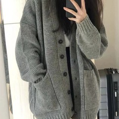 グレーのミディアムセーターのコートの女性は秋冬に日本の怠惰なレトロな乳系に合わせて柔らかいモチモチのニットカーディガンを着ます。