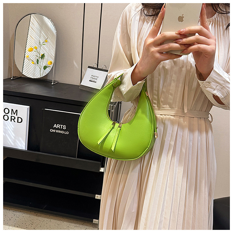 Koreanische Halbmondtasche 2024 Neue Modetasche Retro Internet Celebrity Beliebte einfache Handtasche Vielseitige Umhängetasche Großhandel_voghion.com