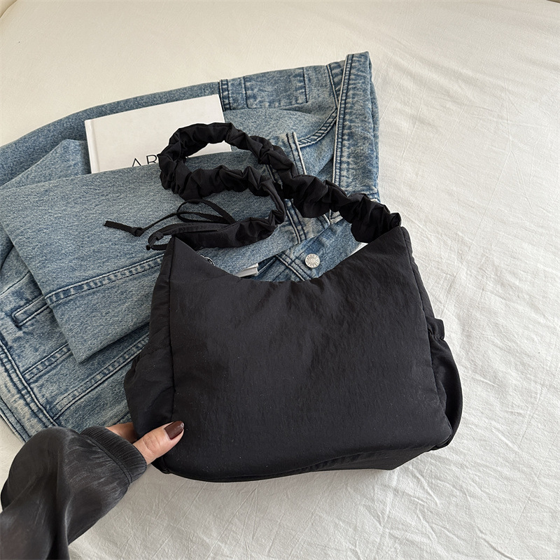 Bolso pequeño casual ligero y versátil para mujer 2024 nuevo bolso bandolera de tela de nailon super fuego plisado bolso de axila de un solo hombro