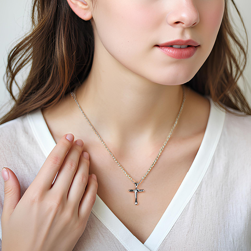 Zilveren ketting met kruis en onregelmatige lava textuur dames_voghion.com