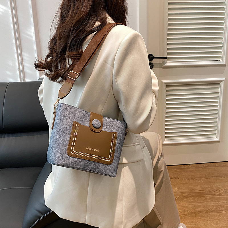 Bolso de moda de invierno para mujeres 2024 nueva moda versátil de alta sensación de hombro ancho cinturón de hombro bolso de cubo