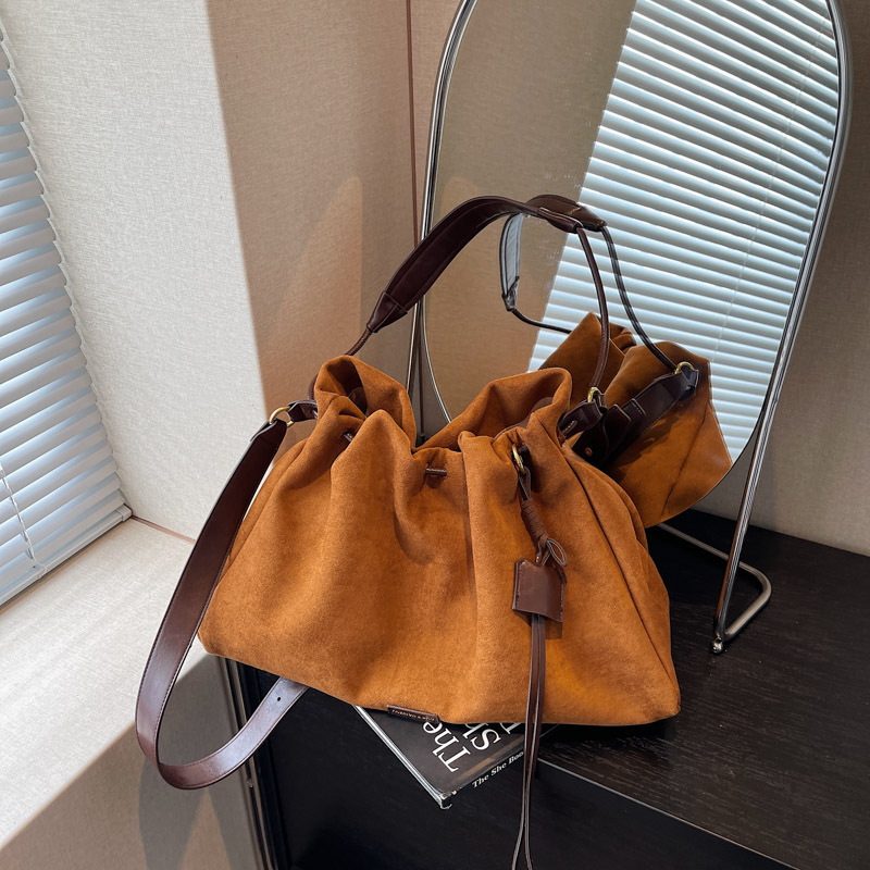 Vintage High-End Large-Capacity Tote Bag for Women 2026 Early Autumn Casual Suede Trash Bag Shoulder Crossbody Bag Vintage High-End Large-Capacity Tote Bag for Women 2026 Early Autumn Casual Suede Trash Bag Shoulder Crossbody Bag