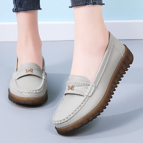 Mom's shoes with soft leather soles, comfortable women's shoes for autumn, flat single shoes for middle-aged and elderly, one-step big size moccasins