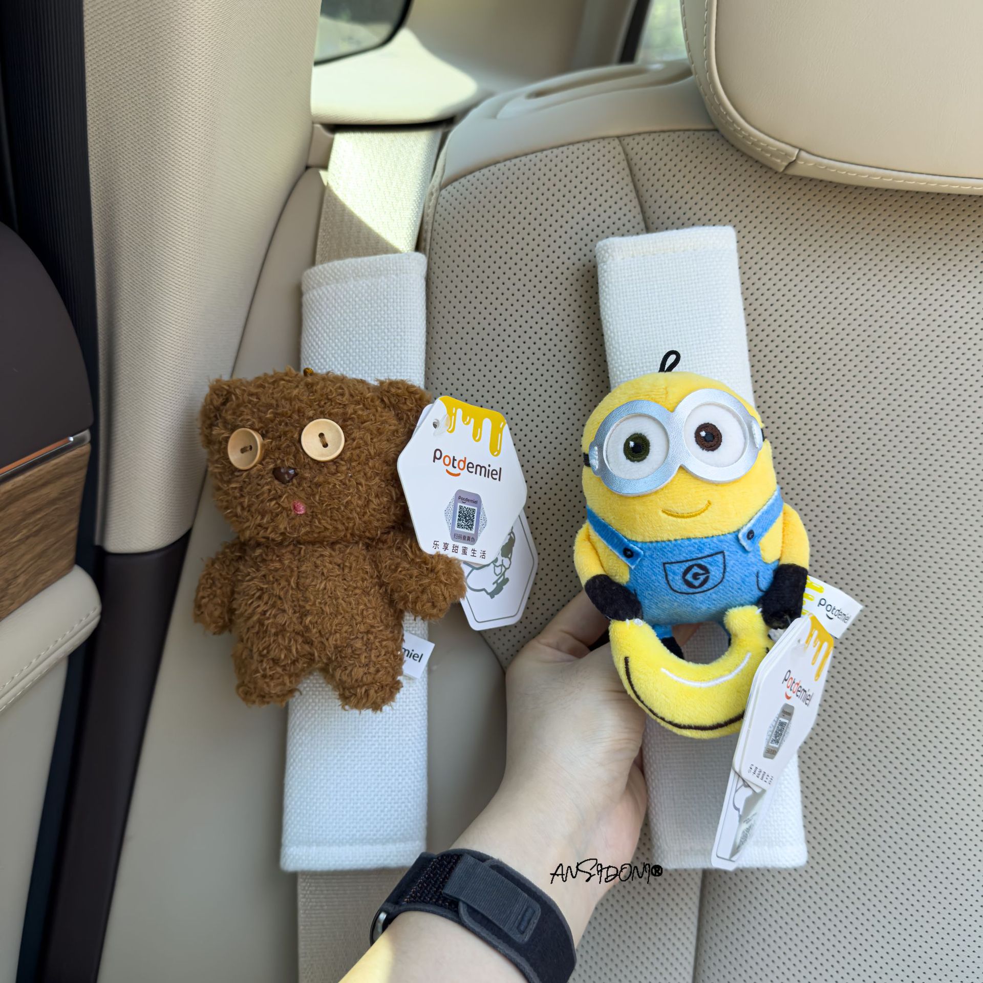 Authentic Minions Car Seatbelt Shoulder Pads Anti-Strangle Car Seatbelt Cover Car Interior Decoration Ornament for Women