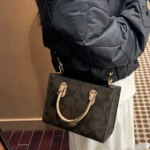 One-shoulder bag, classic capacious bag strap