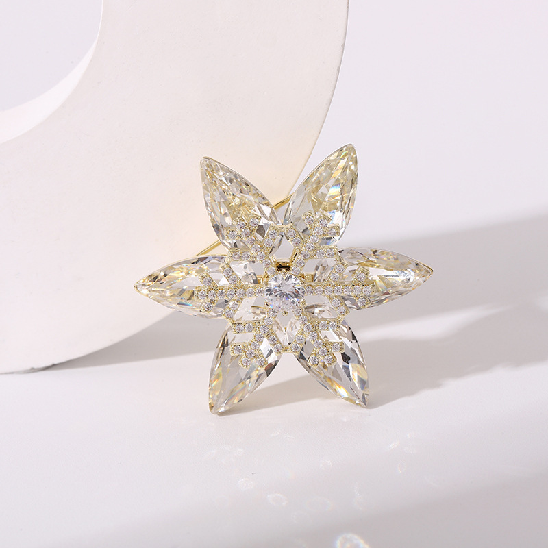 Style Ig Brillant Fleur Flocon De Neige Le Cuivre Placage Incruster Zircon Femmes Broches display picture 10