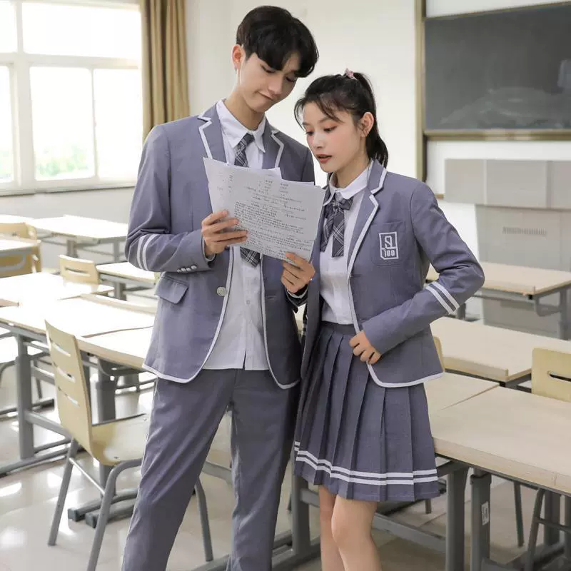 В начале выпускного сезона старшеклассники читают одежду