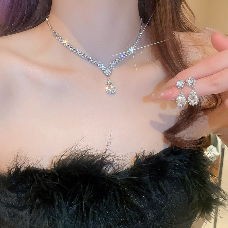 Borla de gota de agua incrustada en diamantes de dos piezas europea y americana exagerada luz lujo elegante cadena de clavícula collar de alto grado fabricante de joyas femeninas