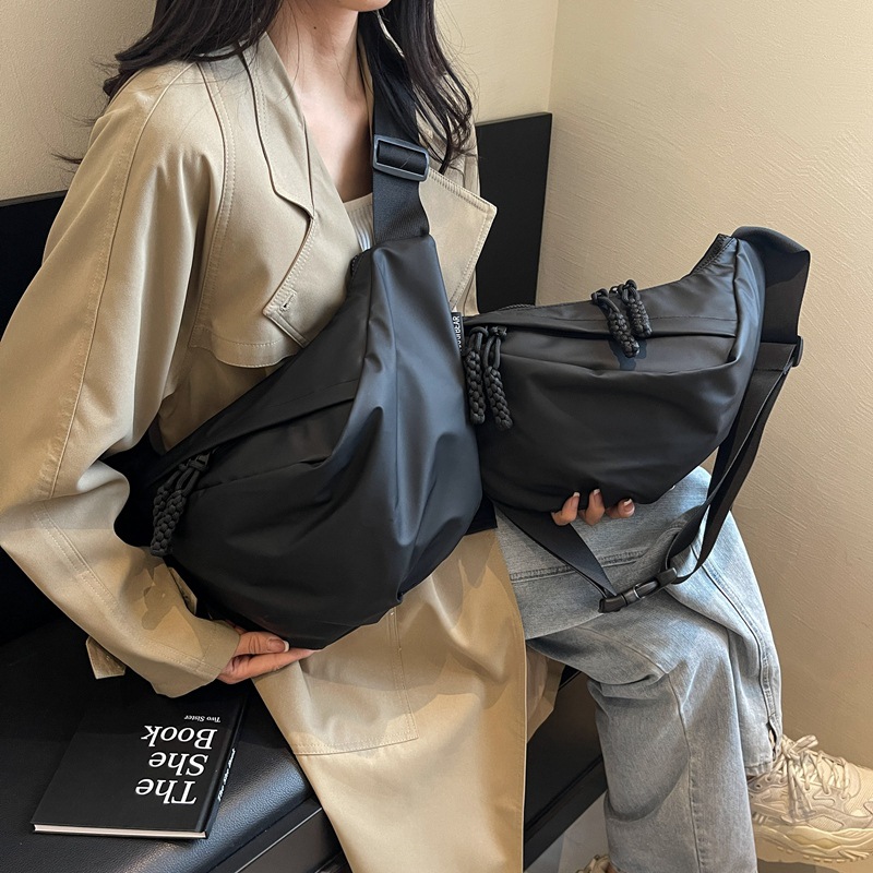 Borsa a tracolla donna modello dumpling elegante versatile_voghion.com
