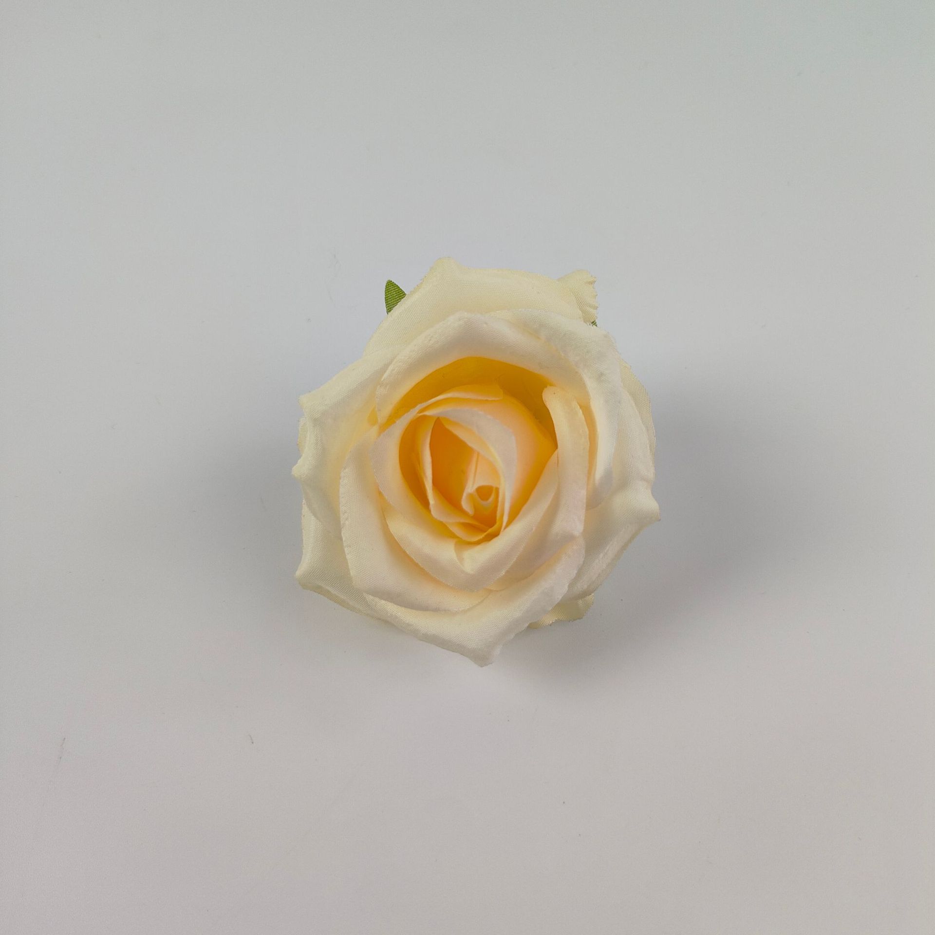 연한 노란색