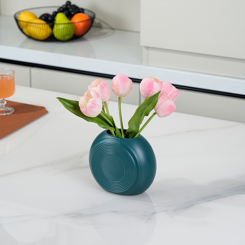 国境を越えたヨーロッパ風のシンプルさは陶磁器の花瓶に似せて玄関のサンプル部屋の民宿の家庭の装飾品の生け花器の工芸を飾っています。|undefined