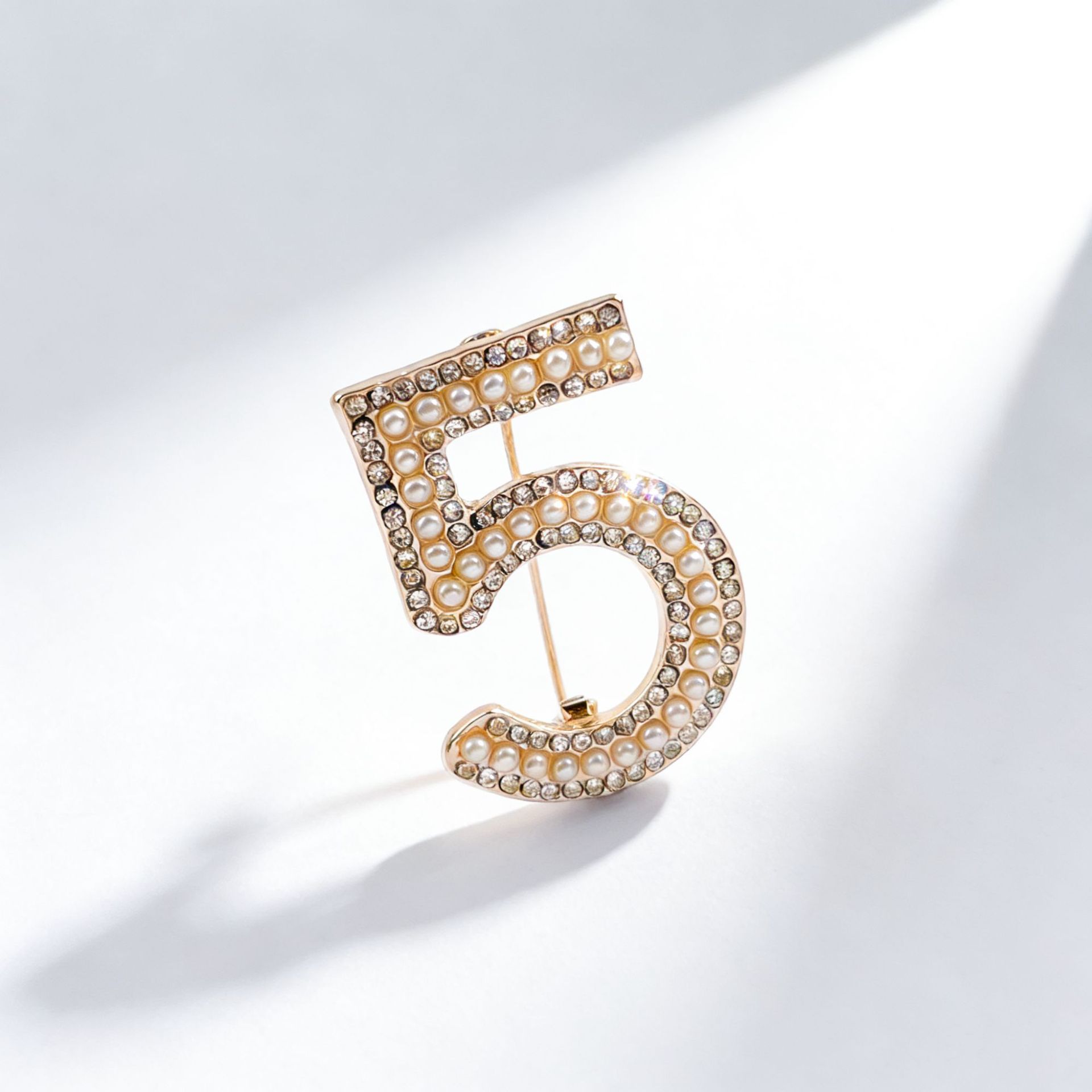 Cross-Border New Hot-Selling Korean-Style Number 5 Rhinestone Brooch, Fashionable Women's Clothing Accessory Brooch